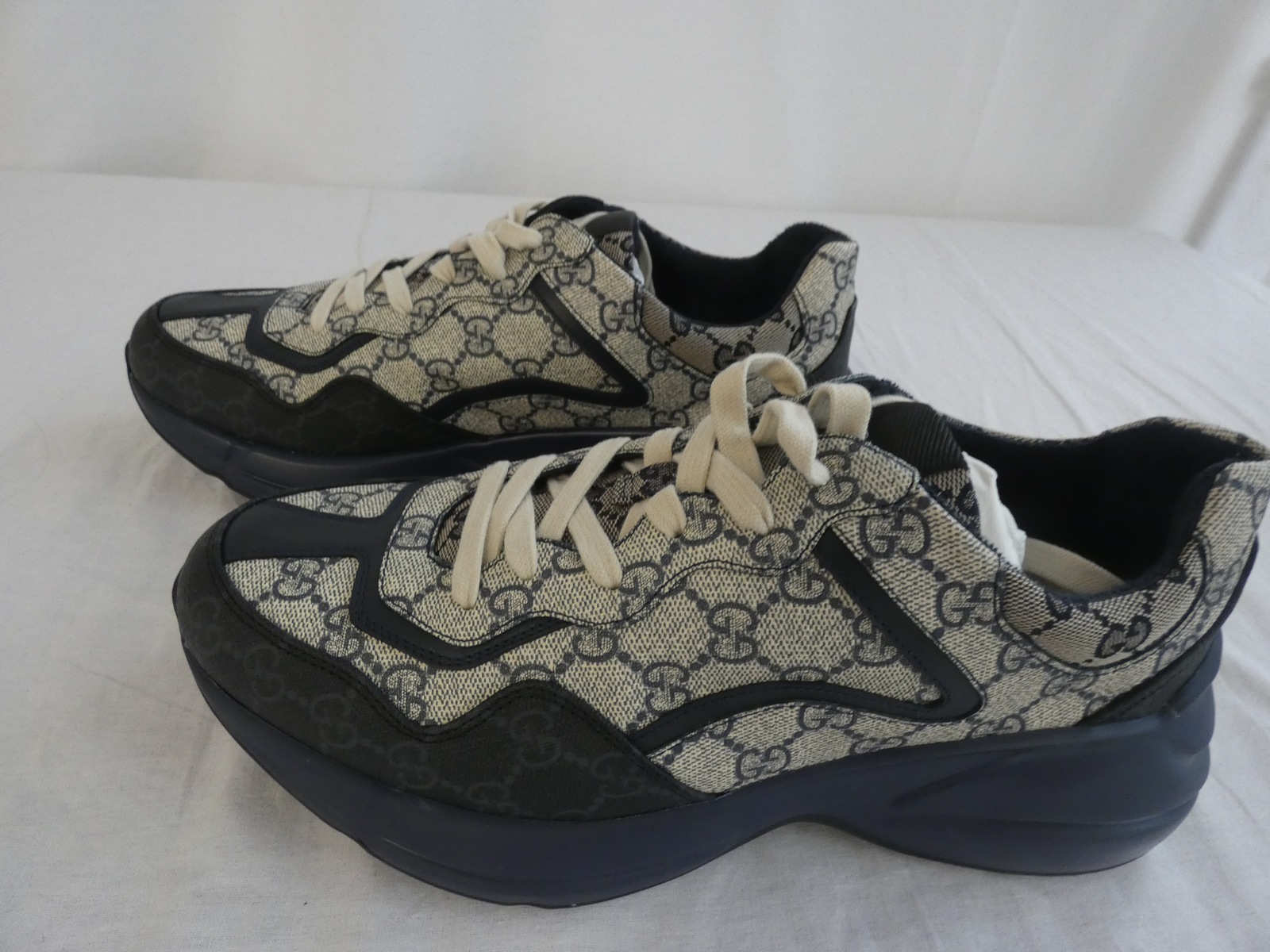 GUCCI Paire de sneakers vendu a 290.00 encheres domaine